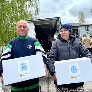 20230423_Couple_w_boxes_©_Myria_Charity_Ukraine_Crisis copy-1