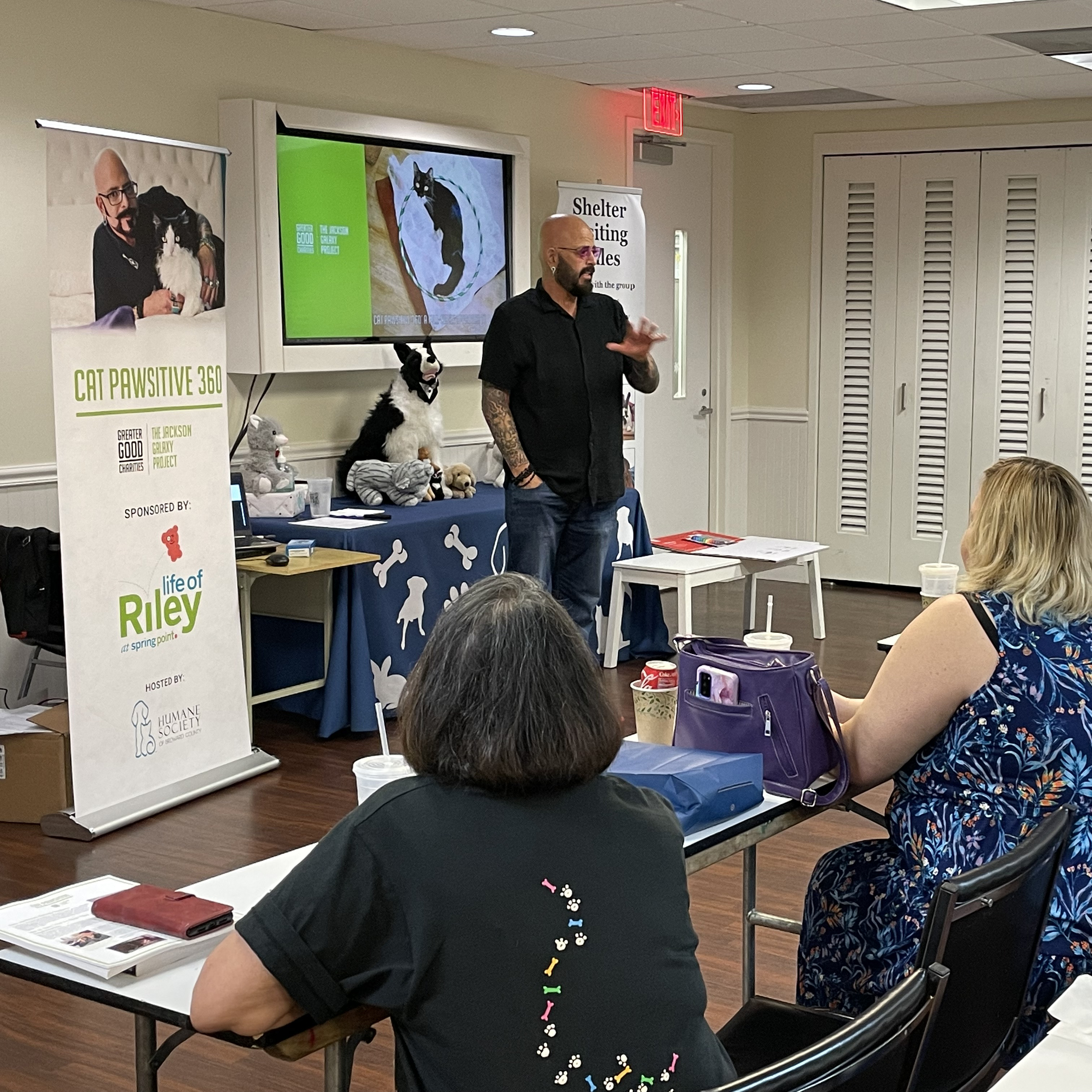 20230607_Broward_FL_Cat_Pawsitive_360_Event_Jackson_Galaxy_presenting_to_group_1_©_Jackson_Galaxy_Enterprises_JGP copy