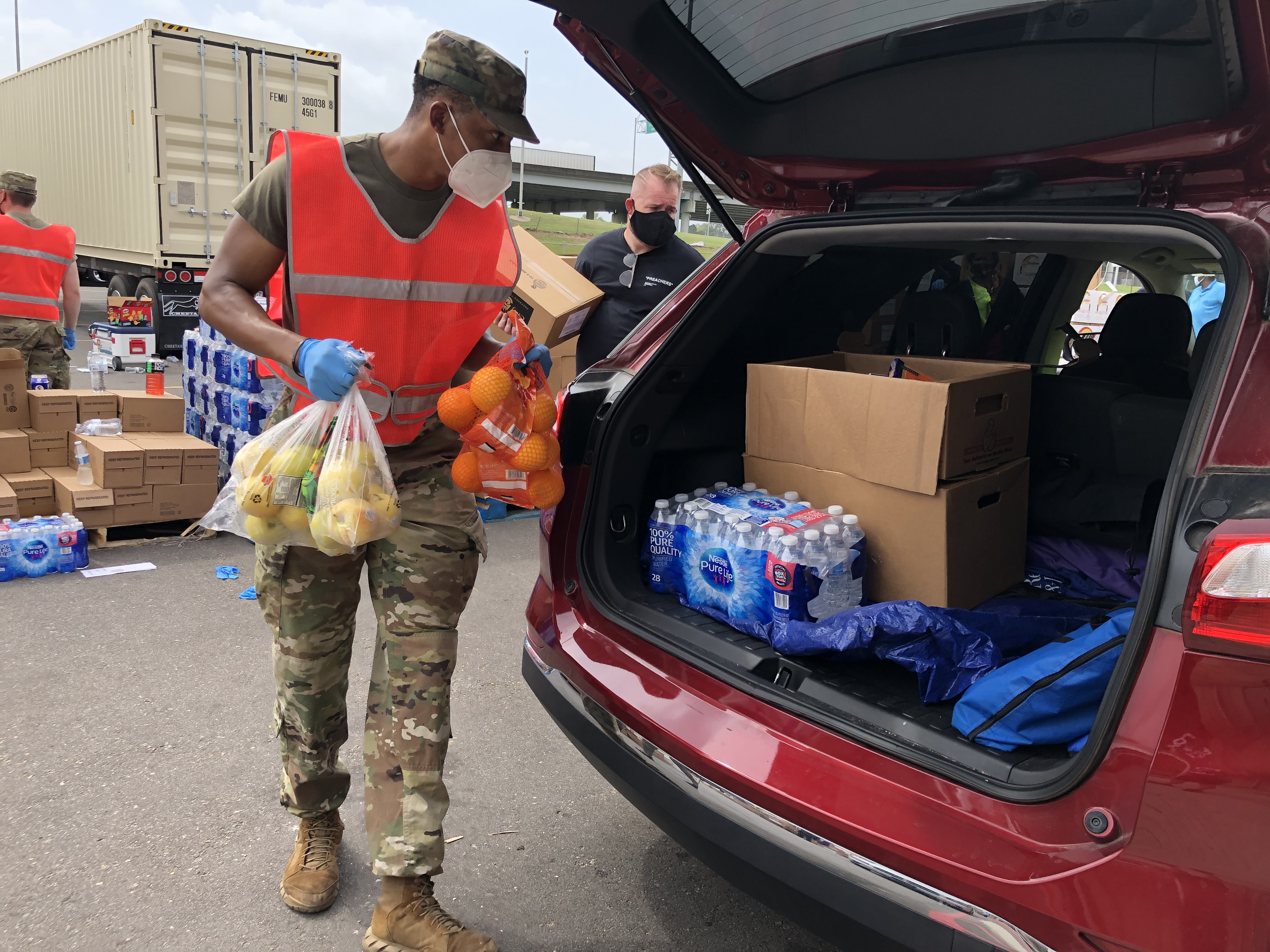 People in Camo Loading Food in Cars 2_©Feeding America®_Feed Thy Neighbor